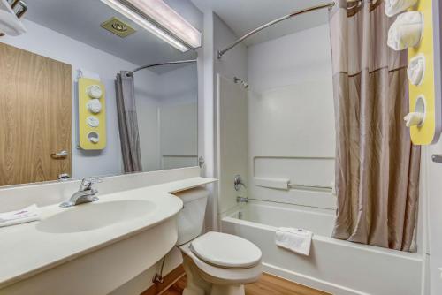 uma casa de banho com um lavatório, um WC e um chuveiro em Motel 6-Sutherlin, OR em Sutherlin