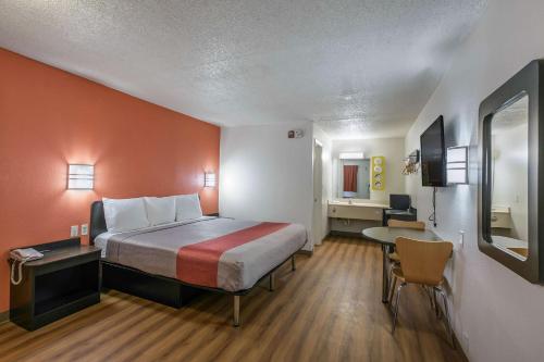 ドーサンにあるMotel 6-Dothan, ALの大きなベッドと机があるホテルの部屋