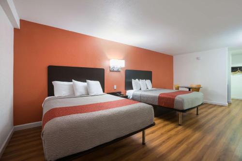 Кровать или кровати в номере Motel 6-Suwanee, GA - Gwinnett Center