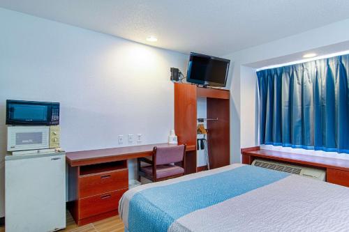 Телевизор и/или развлекательный центр в Americas Best Value Inn & Suites Brunswick