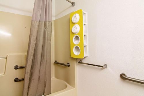 Ванная комната в Americas Best Value Inn & Suites Brunswick