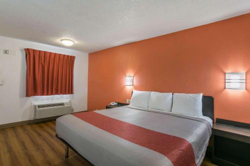 Motel 6-Dothan, ALにあるベッド