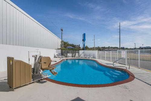 Motel 6-Dothan, ALの敷地内または近くにあるプール