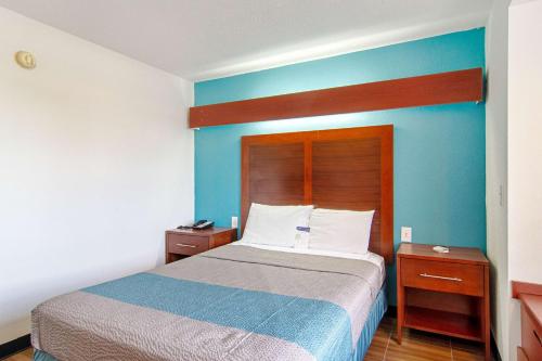 Кровать или кровати в номере Americas Best Value Inn & Suites Brunswick