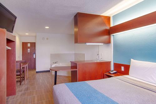 Кровать или кровати в номере Americas Best Value Inn & Suites Brunswick