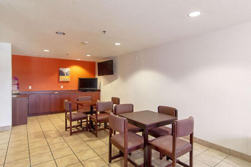 Телевизор и/или развлекательный центр в Americas Best Value Inn & Suites Brunswick