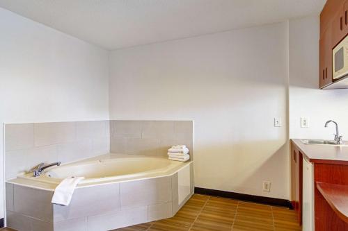 Кровать или кровати в номере Americas Best Value Inn & Suites Brunswick