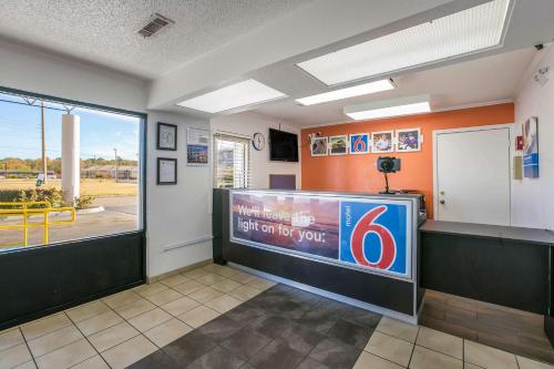 Motel 6-Dothan, ALにあるテレビまたはエンターテインメントセンター