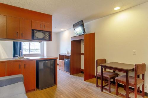 Кухня или мини-кухня в Americas Best Value Inn & Suites Brunswick

