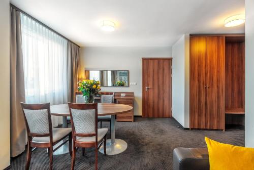 a dining room with a table and chairs at Hotel Tarnovia in Tarnów