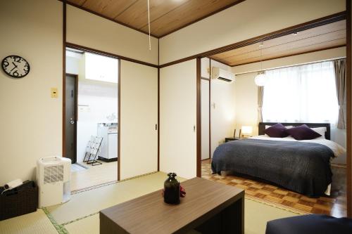 Postel nebo postele na pokoji v ubytování Naha Southerlies Condominium Kumoji