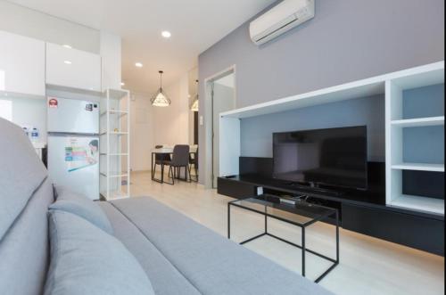 sala de estar con sofá y TV grande en Penang Studio Suite in Georgetown en George Town