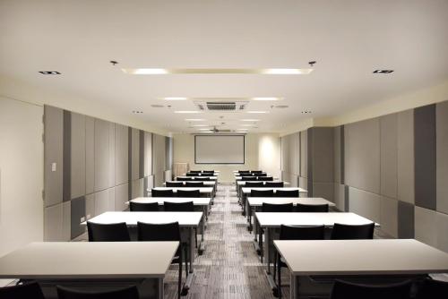 an empty lecture room with tables and chairs at Hop Inn Hotel Tomas Morato Quezon City in Manila