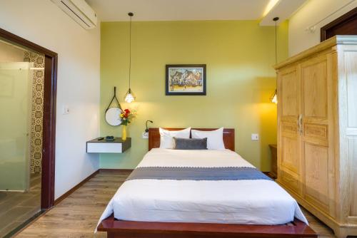 a bedroom with a large bed in a room at Le Printemps d' An Bang in Hoi An