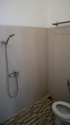 ein Bad mit einer Dusche und einem WC in der Unterkunft Villa All New Casa Grande by Masterpiece Villa in Batu