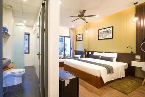 a hotel room with a bed and a bathroom at Le Printemps d' An Bang in Hoi An