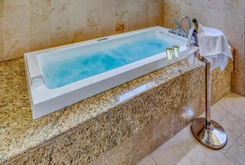 a large bath tub with a sink in a bathroom at Senator Mar Menor in Los Alcázares