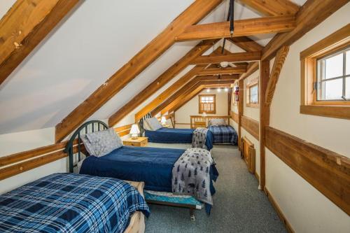 3 camas en un ático con vigas de madera en Viewmont Chalet, en Killington