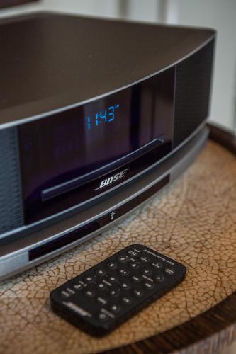 eine Fernsteuerung neben einem Computermonitor in der Unterkunft Villa Deh Simba at Ayana With Private Pool in Jimbaran