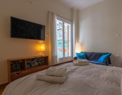 ein Schlafzimmer mit einem großen Bett mit Handtüchern darauf in der Unterkunft Urban Jungle in Athen