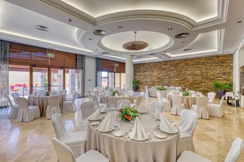 
a dining room filled with tables and chairs at Senator Mar Menor Golf & Spa Resort in Los Alcázares
