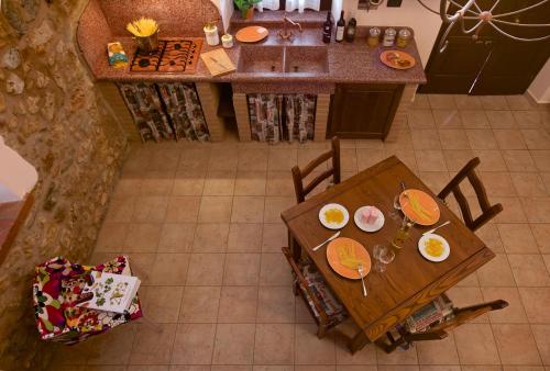 an overhead view of a kitchen with a table with plates on it at Agriturismo Il Felciaione in Massa Marittima