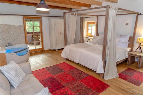 ein Schlafzimmer mit einem Bett und einer Badewanne in einem Zimmer in der Unterkunft Obiralmhütte Mosgan in Bad Eisenkappel
