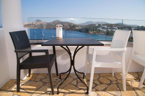 a black table and two chairs and a table and chairs at Sunrise Bay in Panteli
