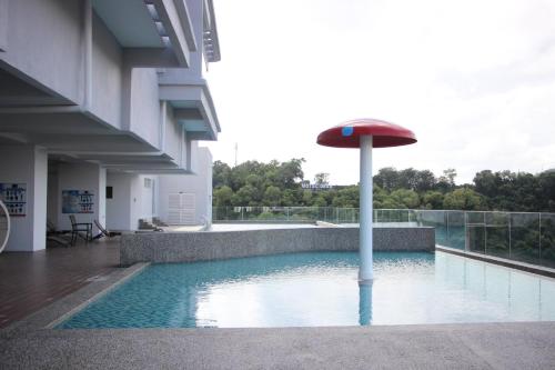 בריכת השחייה שנמצאת ב-Sunny Seaview@Icon Residence או באזור