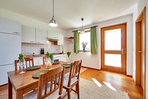 Ferienwohnung Haus Leonardにあるキッチンまたは簡易キッチン