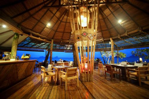 Restoran või mõni muu söögikoht majutusasutuses Thapwarin Resort - Green Hotel