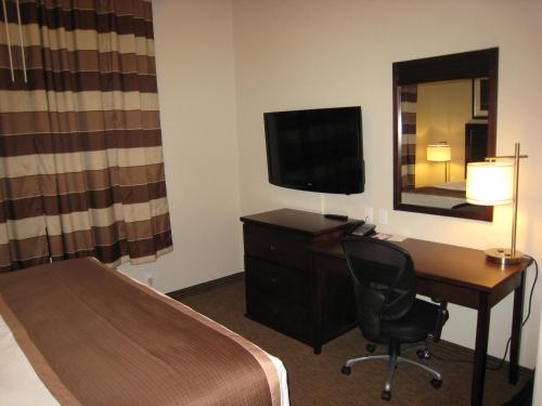 Una televisión o centro de entretenimiento en Ramada by Wyndham Creston