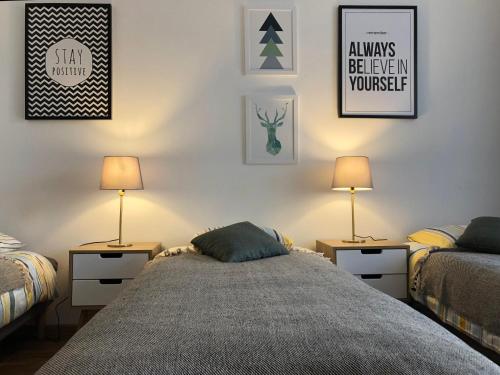 Кровать или кровати в номере A Place Like Home Apartamenty Wiewiorcza