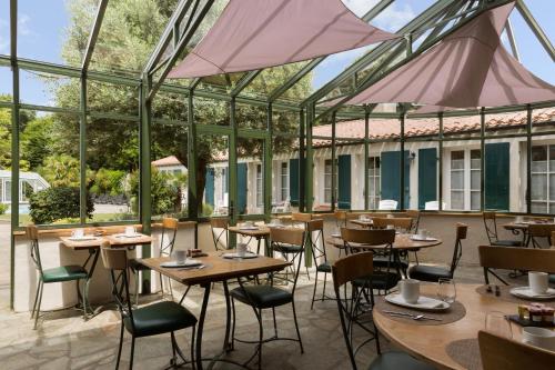 Restoran atau tempat lain untuk makan di Domaine Le Martinet, The Originals Relais