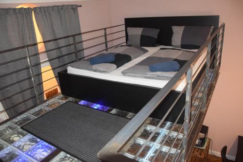 1 dormitorio con litera y barandilla en Kudamm Apartments, en Berlín