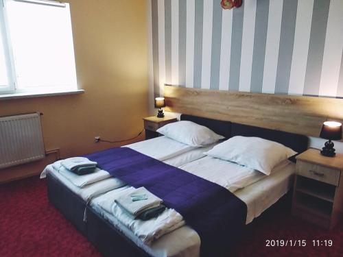 Ένα ή περισσότερα κρεβάτια σε δωμάτιο στο Hotelik Krakowiak