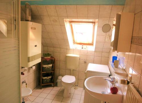 ein kleines Bad mit WC und Waschbecken in der Unterkunft Huus Wattenmeer in Neßmersiel an der Nordsee in Dornum