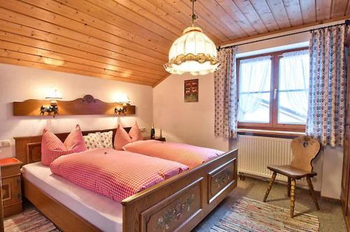 Ein Bett oder Betten in einem Zimmer der Unterkunft Landhaus Carolin Göhl
