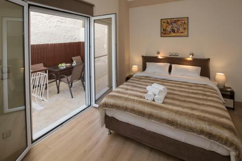 sypialnia z łóżkiem i balkonem ze stołem w obiekcie Spacious & convenient place near Acropolis Museum by GHH w Atenach