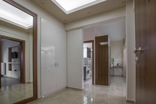 korytarz z oknem dachowym w domu w obiekcie Spacious & convenient place near Acropolis Museum by GHH w Atenach