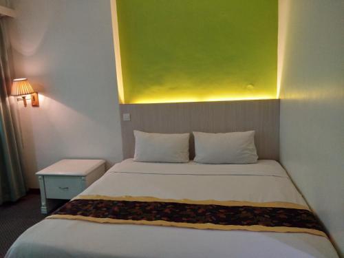 Una cama o camas en una habitación de King Park Hotel Tawau