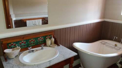 Ένα μπάνιο στο Silver Mist Guest House, Country Inn and Herberg