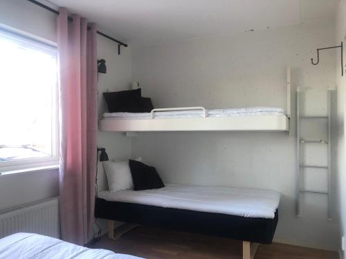 een kamer met 2 stapelbedden en een raam bij Annex Artilleri in Visby