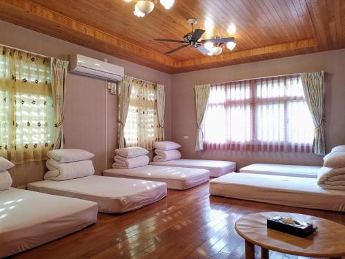 Tempat tidur dalam kamar di Sitou Peach Villa B&B