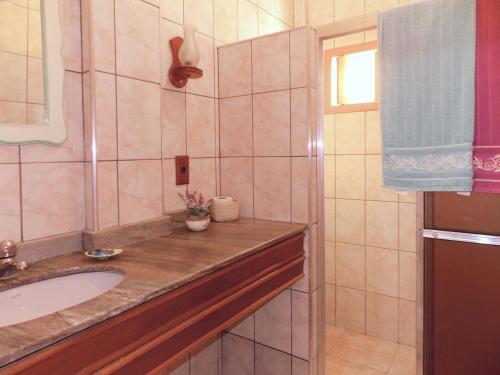 a bathroom with a sink and a mirror at Portal dos Borbas in Abraão