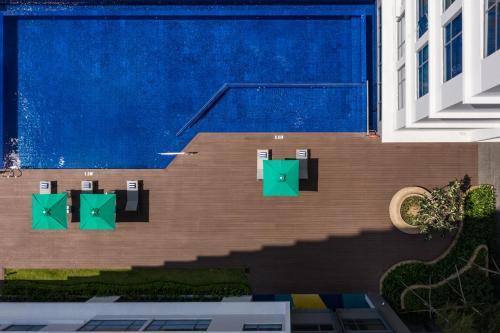 a model of a pool with two green chairs at Oakwood Residence Saigon in Ho Chi Minh City