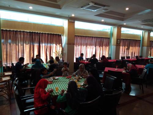 Un restaurante u otro lugar para comer en King Park Hotel Tawau