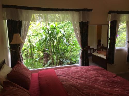 Ένα ή περισσότερα κρεβάτια σε δωμάτιο στο English Gardens - Garden Retreat