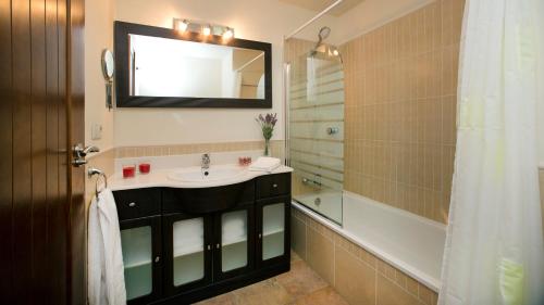 a bathroom with a sink and a shower at Leo Rentals in Isla Canela