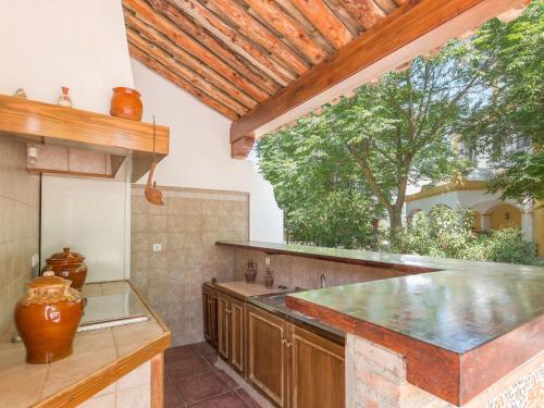 cocina con fregadero y encimera en Modern Villa in Priego de Cordoba with Private Pool, en Priego de Córdoba